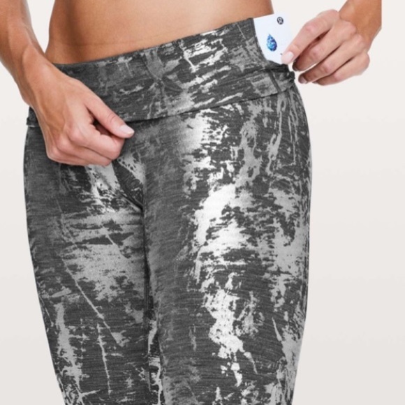 Lululemon black silver foil wunder under 28" - Picture 3 of 5